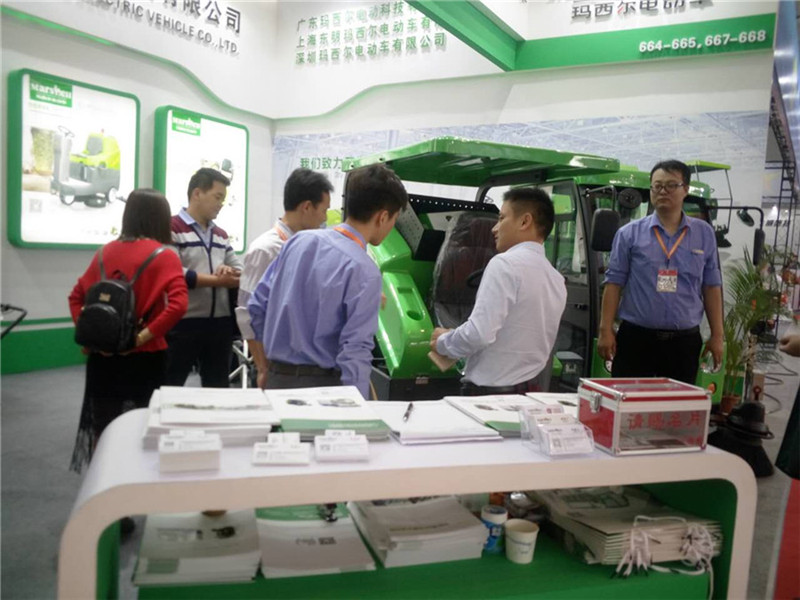 客戶和工作人員正在討論產(chǎn)品