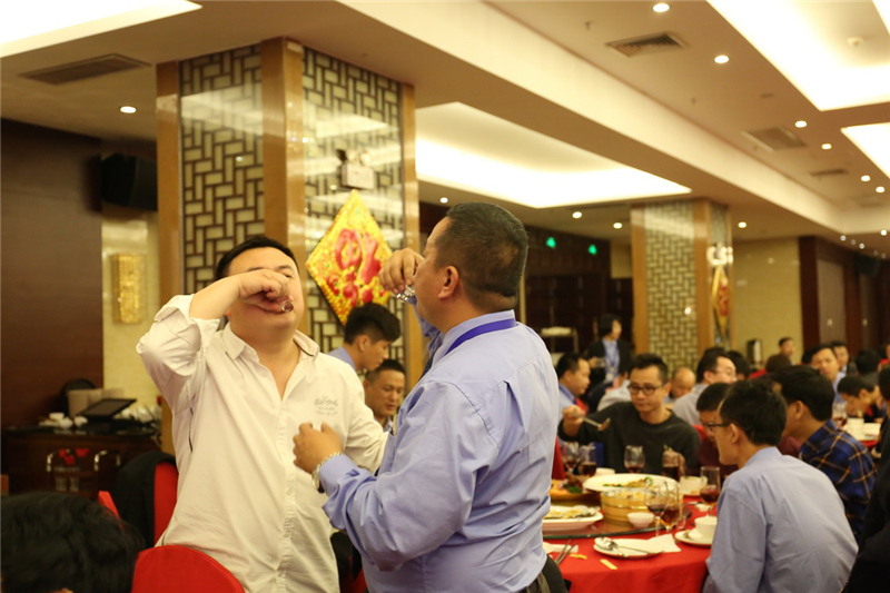 感情深，一口悶