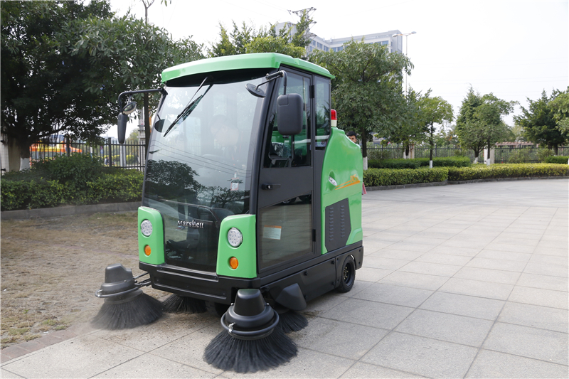 經(jīng)銷商體驗(yàn)電動(dòng)掃地車DQS19