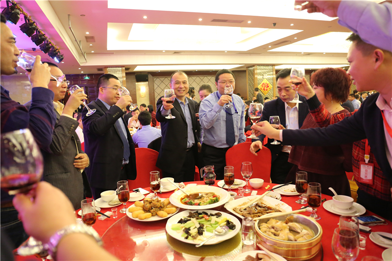總裁董中華帶市場(chǎng)團(tuán)隊(duì)給經(jīng)銷商敬酒