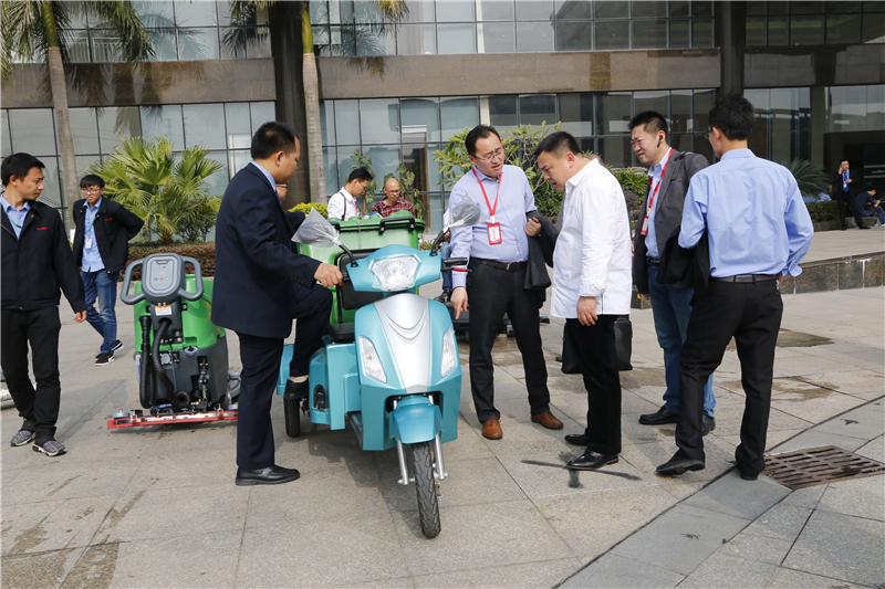 經(jīng)銷商正在討論電動(dòng)三輪翻斗車DHWQY-9