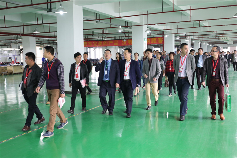 內(nèi)貿(mào)總經(jīng)理張業(yè)坡對(duì)工廠生產(chǎn)詳情講解