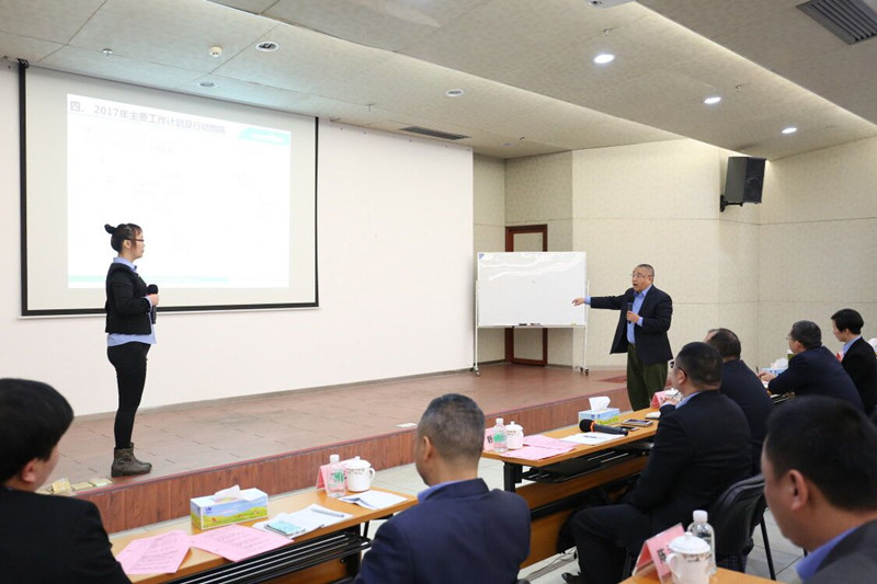 董事長(zhǎng)董李對(duì)業(yè)務(wù)員悉心教導(dǎo)